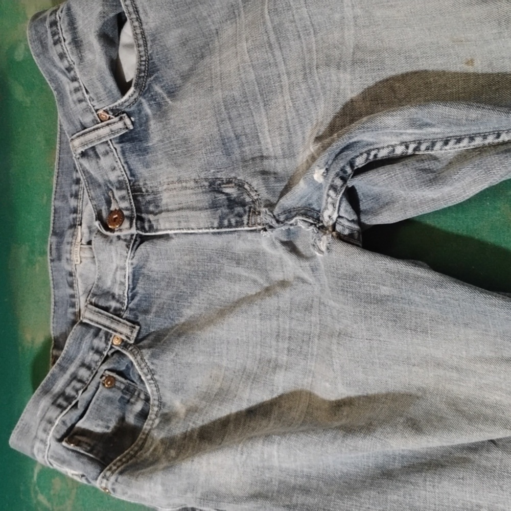 Distressed blue jeans 34x32